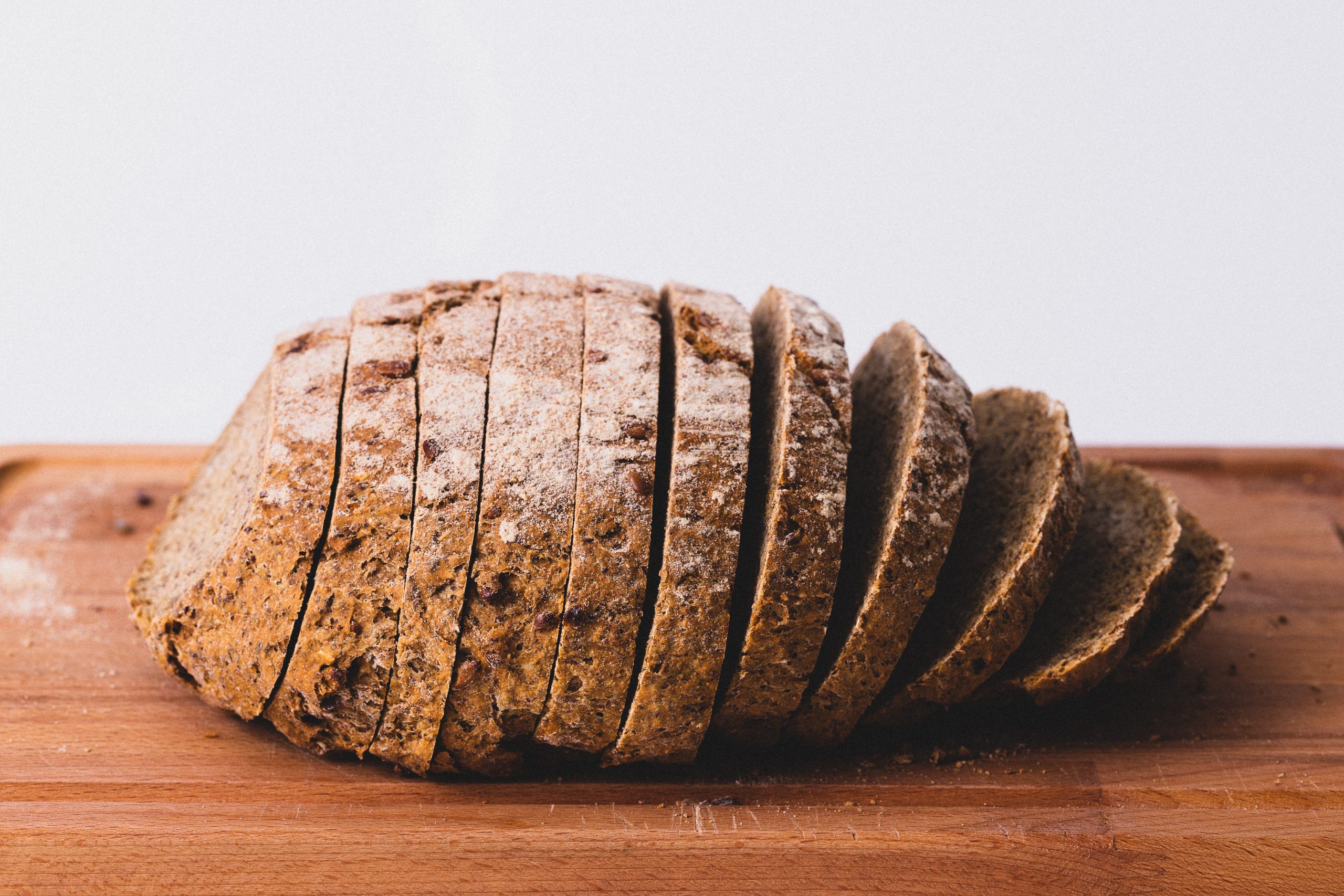 Co można zrobić z czerstwego pieczywa? Jak wykorzystać suchy chleb?